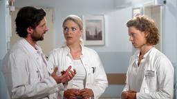 Vor Britta (Jelena Mitschke) und Dr. Harder (Christoph Brüggemann) macht sich Anna (Anjorka Stechel) schwere Vorwürfe, weil sie Eteris Zustand nicht rechtzeitig erkannt hat.
