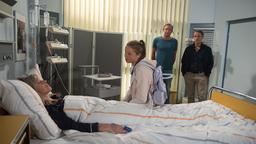 Während Mia (Leonie Beuthner) mit ihrer Mutter Katrin (Nicole Ernst) umgeht, als wäre sie ein ganz normaler Mensch, bleibt ihr Vater Florian (Stefan Plepp) distanziert (mit Oliver Clemens).