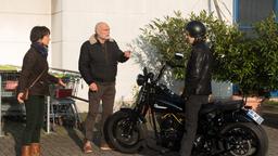 Walter (Ludger Burmann) stellt mit Merles Hilfe (Anja Franke) den Motorraddieb (Lucas Finkenbeiner).
