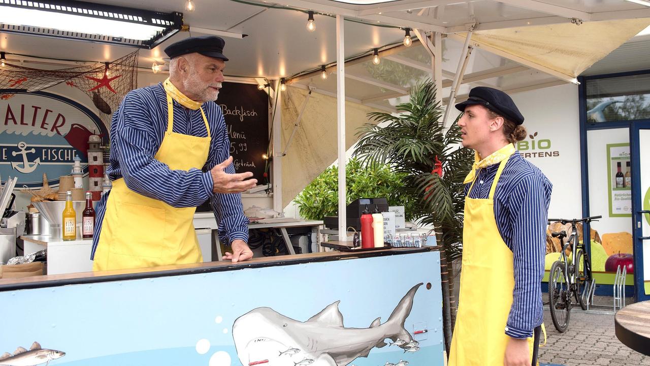 Walter (Ludger Brumann) versucht vergeblich, den beruflich unzufriedenen Anton (Jean-Luc Caputo) aufzubauen.