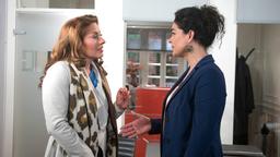 Yvonne (Julia Dahmen) verwundert Anne (Caroline Kiesewetter) damit, dass sie trotz Insolvenz nicht bereit ist, eine Stelle unter ihrer Qualifikation anzunehmen.