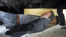 Tim liegt gefesselt am Boden