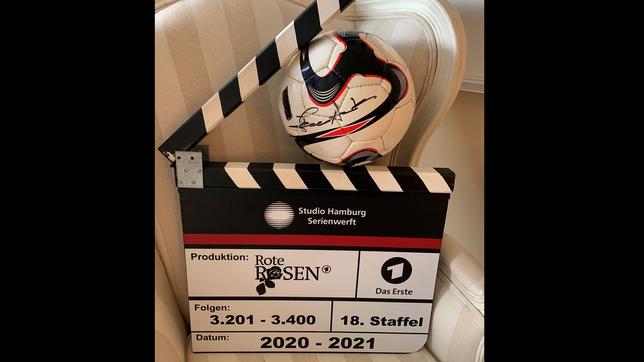 Bild: ARD Gewinnspiel: Den signierten Fußball von Thomas Anders aus "Rote Rosen" gewinnen!