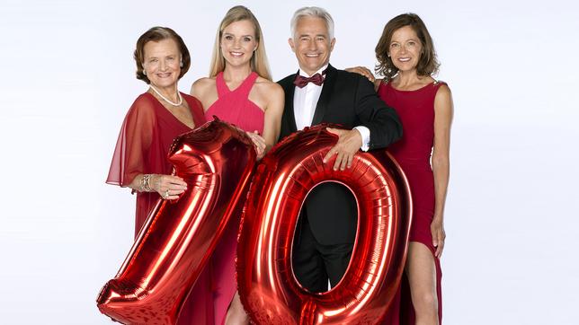 Bild: ARD/Thorsten Jander Rote Rosen 10 Jahre Jubiläum Thomas Jansen (Gerry Hungbauer, 2.v.r.) freut sich mit seiner Mutter Johanna (Brigitte Antonius, l.) über den Besuch seiner Exfrau Petra (Angela Roy, r.) und seiner Tochter Jule (Kim-Sarah Brandts, 2.v.l.), die zur Feier seines 60. Geburtstags nach Lüneburg gekommen sind.