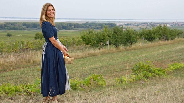 Sarah Wiener steht bei "Rote Rosen" vor der Kamera.