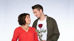Wie wird es mit dem Liebespaar weitergehen? Gibt es ein Happy End für Astrid und Alex? "Rote Rosen" – immer montags bis freitags ab 14:10 Uhr im Ersten!