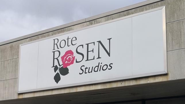 Bild: ARD/Claudia Donald Die Dreharbeiten im "Rote Rosen"-Studio in Lüneburg stehen wegen des Coronavirus vorerst still.
