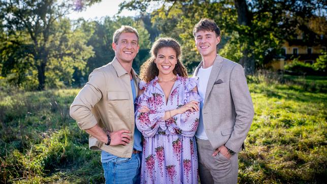 Bild: ARD/Christof Arnold ARD PROGRAMMDIREKTION STURM DER LIEBE 20. Staffel, ab (23.11.23), montags bis freitags um 15.10 Uhr im Ersten. - Vincent Ritter (Martin Walde, l.), Ana Alves (Soluna-Delta Kokol, M.), Philipp Brandes (Robin Schick, r.)
