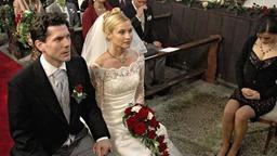 Katharina und Alexander vor dem Traualtar