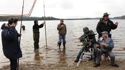 Team-Mitglieder stehn im Wasser