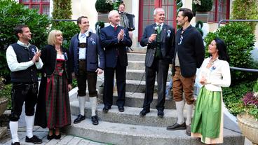 Bild: ARD/AnnPaur Alexander Mazza und die Fürstenhofler in Tracht