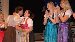 Chrisof Arnold gratuliert der Gewinnerin