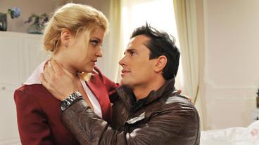 Bild: ARD/Ann Paur Thiago und Mandy umarmen sich