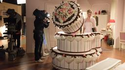 Sturm der Liebe Backstage bei Poppys Hochzeit: Birte Wentzek begutachtet die Torte