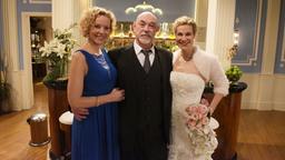 Sturm der Liebe Backstage bei Poppys Hochzeit: Walter (Hans-Martin Stier) mit Poppy und Natascha