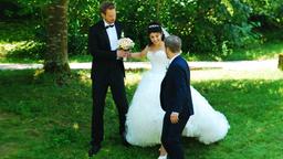 Sturm der Liebe: Christian Feist, Liza Tzschirner und David Paryla stellen sich für das Hochzeitsfoto auf.