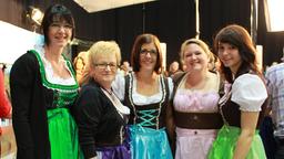 Fans im Dirndl