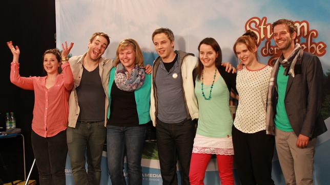 Mareike Lindenmeyer, Jan van Weyde, David Paryla, Sarah Elena Timpe und Florian Stadler mit Fans