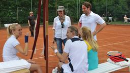 Sturm der Liebe Tennisturnier am Fürstenhof: Mirjam Heimann, Erich Altenkopf, Natalie Alison und Mattias Brüggenolte mit dem Dreh-Team