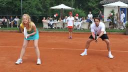 Sturm der Liebe Tennisturnier am Fürstenhof: Rosalie (Nathalie Alison) und Jo (Matthias Brüggenolte)