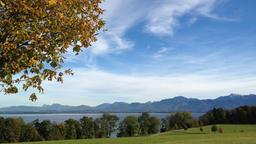 Bergsee vor den Alpen