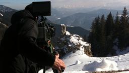 Kamermann mit schneebedecktem Berghügel