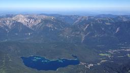 Blick von oben auf einen Bergsee