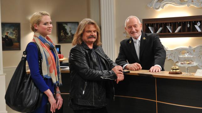 Bild: ARD/Ann Paur Sturm der Liebe Musikproduzent Leslie Mandoki am "Fürstenhof": Leslie Mandoki mit Assistentin und Alfons Sonnbichler (Sepp Schauer, r.)