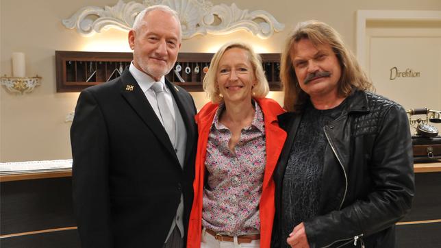 Bild: ARD/Ann Paur Sturm der Liebe Musikproduzent Leslie Mandoki am "Fürstenhof": Sepp Schauer (l), Bea Schmidt (M.) und Leslie Mandoki (r.)