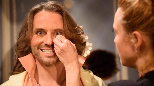 Bild: ARD/Christof Arnold Making-Of Musical 10 Jahre Jubiläum Folge 2305: Erich Altenkopf wird geschminkt