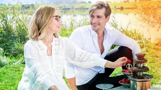 Bild: ARD/Christof Arnold Lena Conzendorf und Sandro Kirtzel sind das neue "Sturm der Liebe"-Traumpaar, das in Staffel 18 um die große Liebe kämpft.