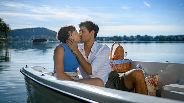 Bild: ARD/Cristof Arnold Bilder und Infos: Dorothée Neff und Marcel Zuschlag sind als Eleni und Leander das Traumpaar der 19. "Sturm der Liebe"-Staffel!