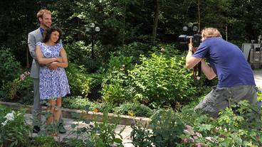 Bild: ARD/Ann Paur Liza Tzschirner und Christian Feist mit einem Fotografen