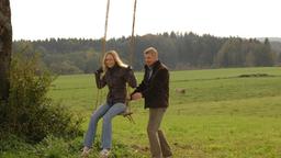 Der Ausflug mit Robert hat in Miriam (Inez Björg David, l.) den Wunsch erweckt, wieder laufen zu können. Als ihre Jugendliebe Felix Tarrasch (Martin Gruber, r.) an den Fürstenhof kommt, beginnt sie mit ihm eine Lauftherapie. Die beiden sind zunächst nur Freunde - wenig später wird aus ihnen ein Paar!