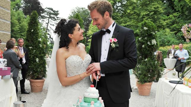 Bild: ARD/Ann Paur Sturm der Liebe: Das Brautpaar Pauline und Leonard schneidet die Hochzeitstorte an