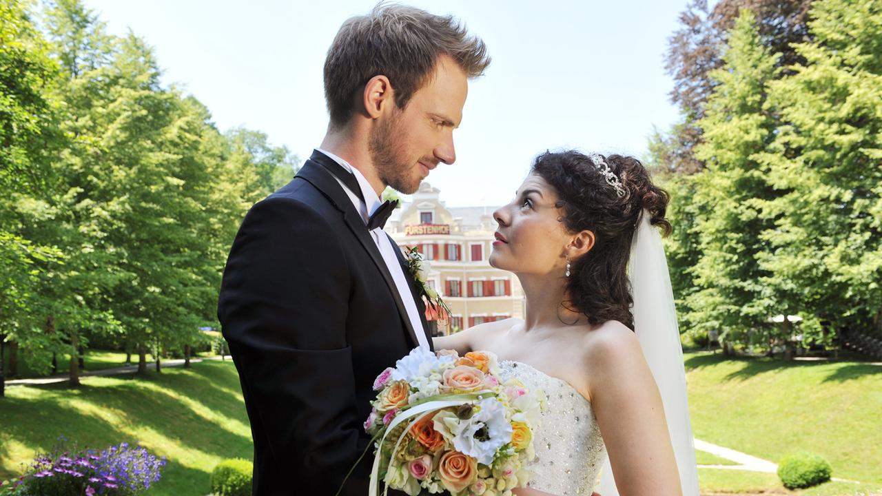 Sturm der Liebe: Pauline (Liza Tzschirner, r.) und Leonard (Christian Feist, l.) geben sich vor der malerischen Kulisse des Fünf-Sterne-Hotels Fürstenhof das Ja-Wort.