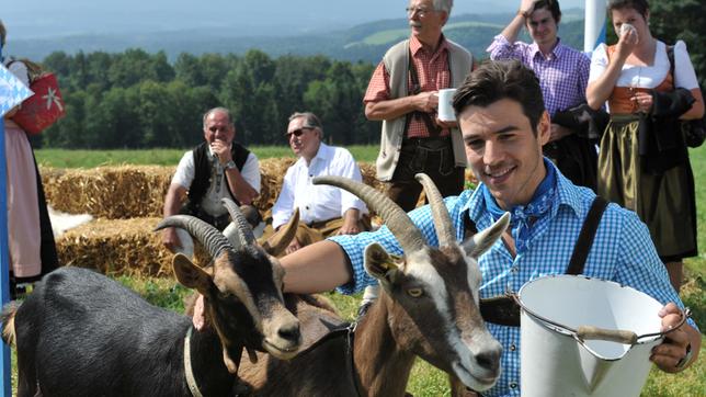 Bild: ARD Goran (Saša Kekez) melkt in Lederhosen eine Ziege