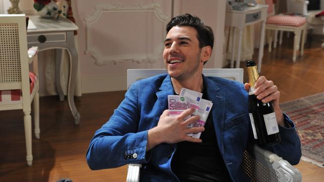 Bild: ARD Goran (Saša Kekez) mit Geld und Champagner