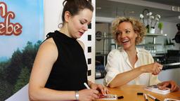 Sturm der Liebe Fantag 2016 Spezialtourentag 16.07.2016 Christin Balogh und Melanie Wiegmann erfüllen jeden Autogrammwunsch