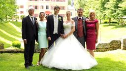 Werner, Doris, Hans und Charlotte posieren mit dem Traumpaar