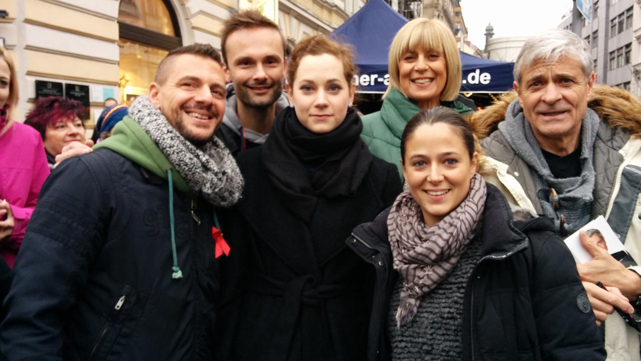 Sturm der Liebe Weihnachtsmarkt mit Michael Sandorov, Hanno Dobiat, Christin Balogh, Mona Seefried, Jennifer Newrkla und Dietrich Adam sammelten für den guten Zweck.