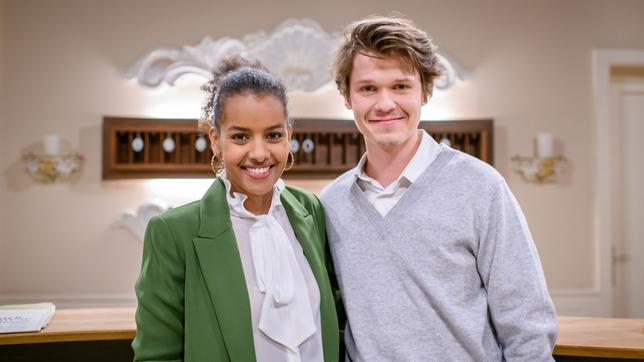 Bild: ARD/Christof Arnold STURM DER LIEBE, montags bis freitags um 15.10 Uhr im Ersten - Zwei Neuzugänge im Juni 2023: Belina Mohamed-Ali als Imani Kariki und Maurice Lattke als Otto von Arnsberg