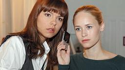 Miriam und Viktoria am Telefon