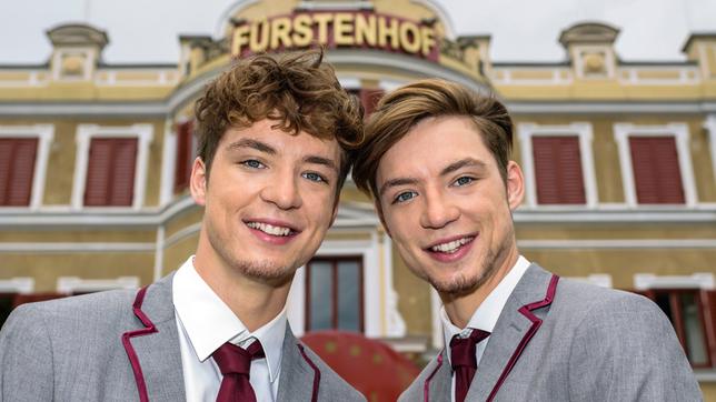 Bild: ARD/Christof Arnold Roman (l.) und Heiko Lochmann (r.) alias DieLochis vor dem "Fürstenhof"