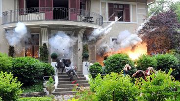 Bild: ARD/Ann Paur Der "Fürstenhof" in Flammen