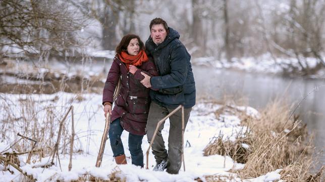 Flugzeugabsturz in den Karpaten: Christoph (Dieter Bach, r.) und Eva (Uta Kargel, l.) kämpfen sich durch die Wildnis.