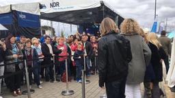 Trotz nordischem Wetter kamen viele Fans zum ARD-Eventtag "Fans & Friends" am Tag der Deutschen Einheit an die Kielline.