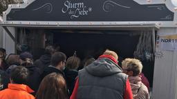 Die Jahrmarktsbude der "Sturm der Liebe"-Stars wurde beim Fantag in Kiel gut besucht.