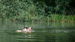 Joshua rettet Denise, die bewusstlos im See treibt und schwimmt mit ihr an Land. 