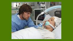 Lukas an Annikas Krankenbett